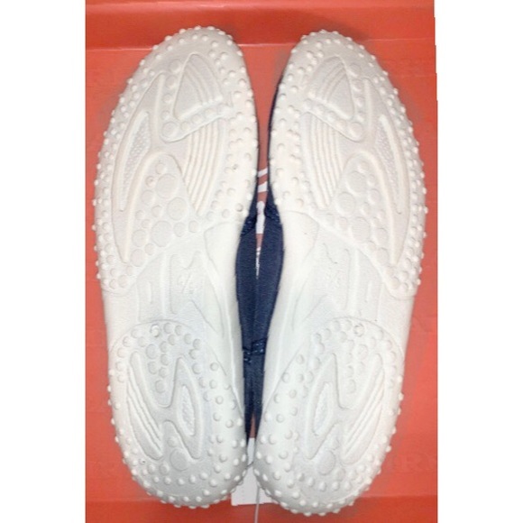 NWT boy’s blue water shoes, Sz. 4-5 - Picture 2 of 4